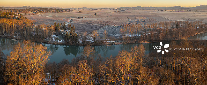 斯卡吉特河壮丽日出时的鸟瞰图图片素材