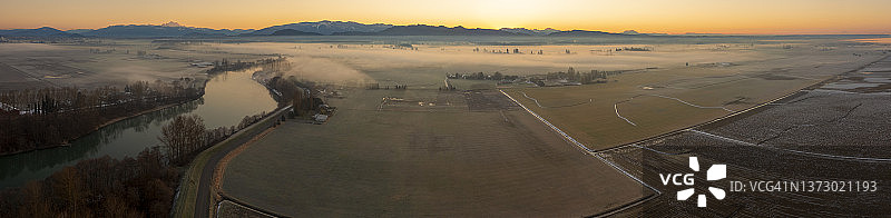 斯卡吉特河壮丽日出时的鸟瞰图图片素材