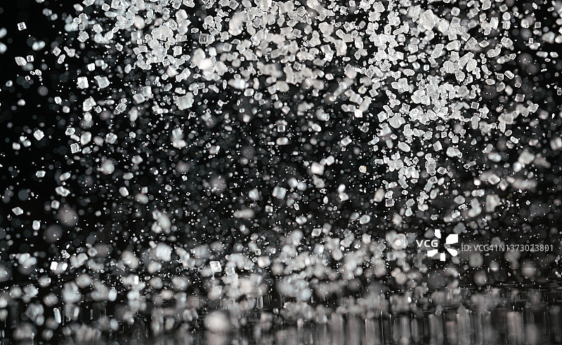 黑色背景下的甘蔗晶体微距摄影图片素材