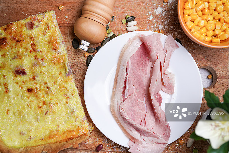 低盐低糖的自制乳蛋饼切片，含鸡蛋、牛奶和有机火腿图片素材