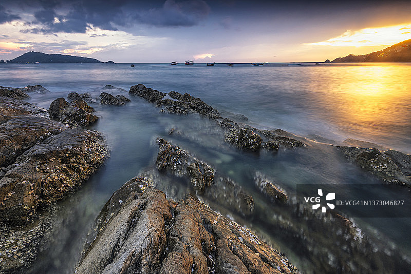 泰国普吉岛卡林海滩日落美景图片素材