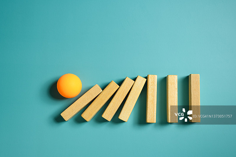 领导力概念：多米诺骨牌倒塌图片素材
