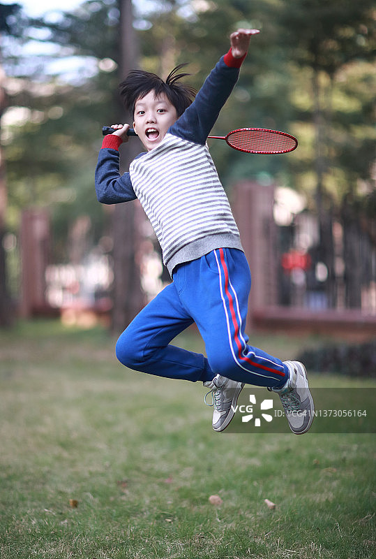 小男孩在打羽毛球图片素材