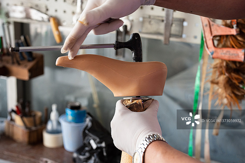 修理假肢的特写镜头图片素材