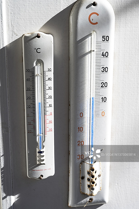 冬季阳光下温度计特写图片素材