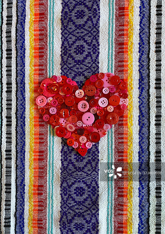 条纹布上的纽扣之心图片素材