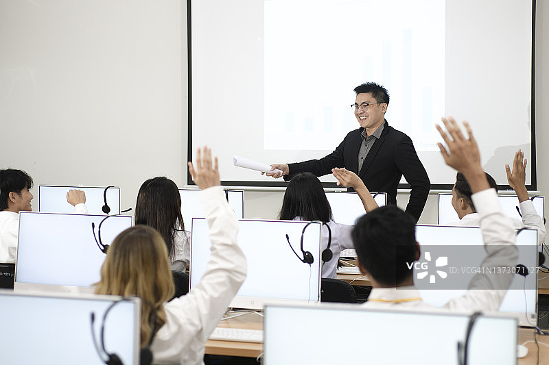 大学或高中教授提问学生图片素材