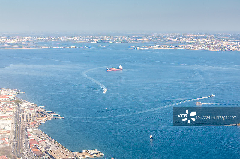 特茹河上的船只鸟瞰图图片素材