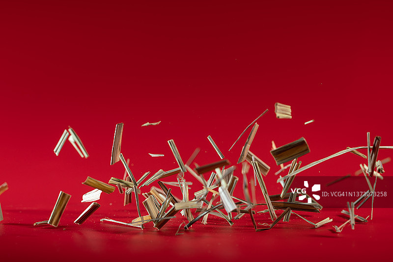 红色背景中飞舞的香茅图片素材