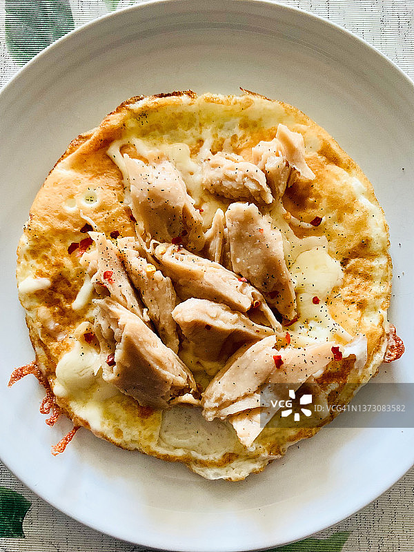 蛋白煎蛋卷配纯素鸡肉图片素材