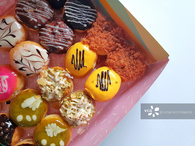 盒子里的彩色釉面甜甜圈图片素材