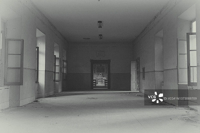 尽头是教堂的废弃走廊的柔焦特写图片素材