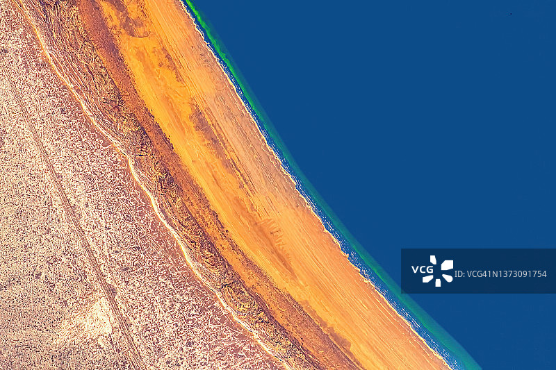 沙漠海岸与蓝色海洋图片素材