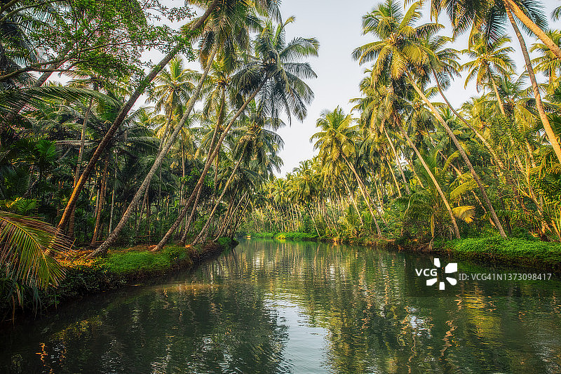 沙拉瓦蒂河的回水船程图片素材
