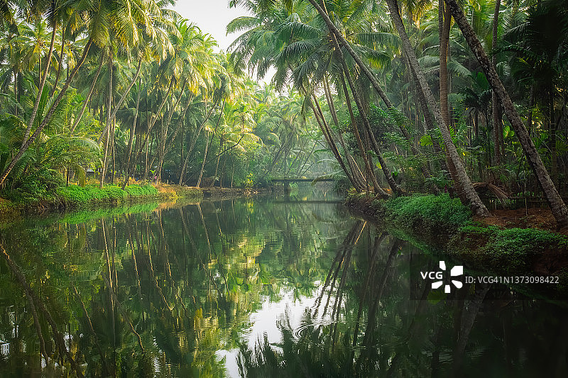 沙拉瓦蒂河的回水船程图片素材