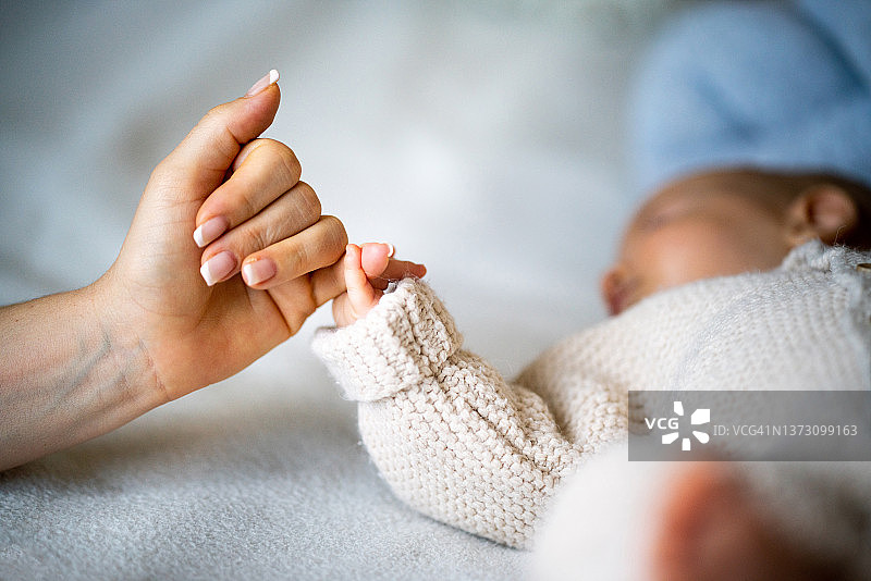 手握新生婴儿的手图片素材