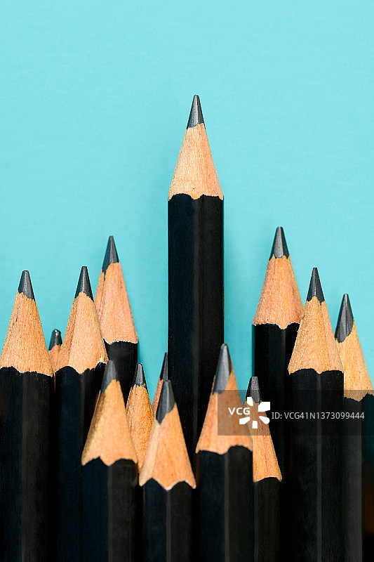 脱颖而出的铅笔：领导力概念图片素材