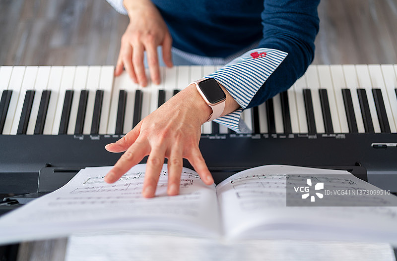 年轻女子弹钢琴（俯视视角）图片素材