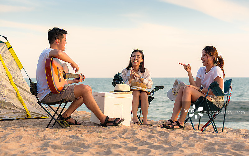 秋夜海滩篝火旁弹吉他的朋友们图片素材