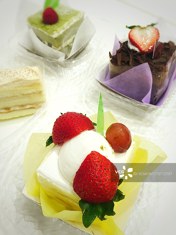 草莓风味松软水果蛋糕图片素材