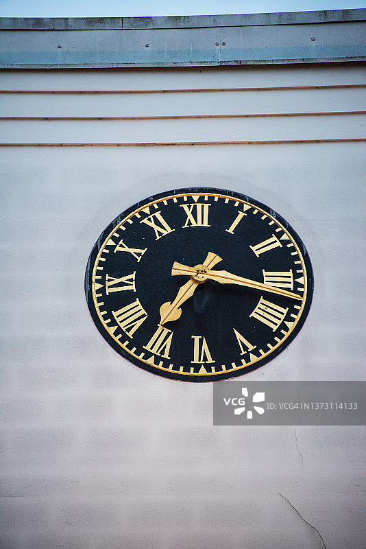 带金色指针的时钟图片素材