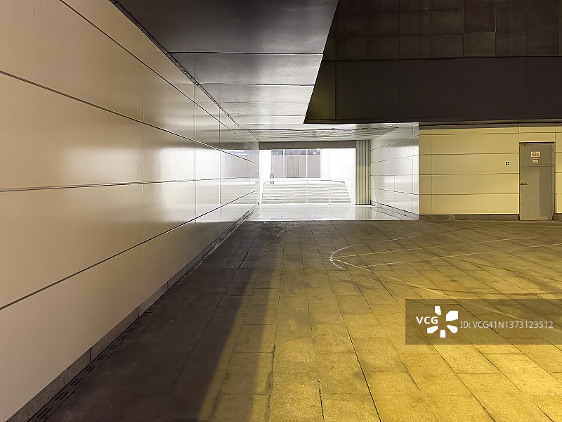 下沉式广场的地铁入口图片素材