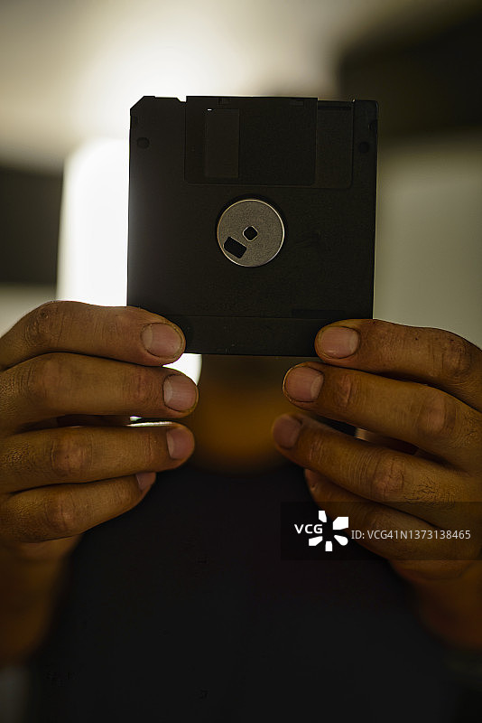 手拿软盘图片素材