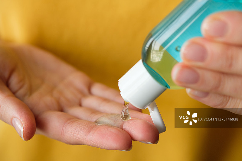 女人手部消毒预防病毒传播图片素材