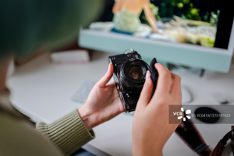 千禧一代摄影师在家中办公室清洁设备图片素材