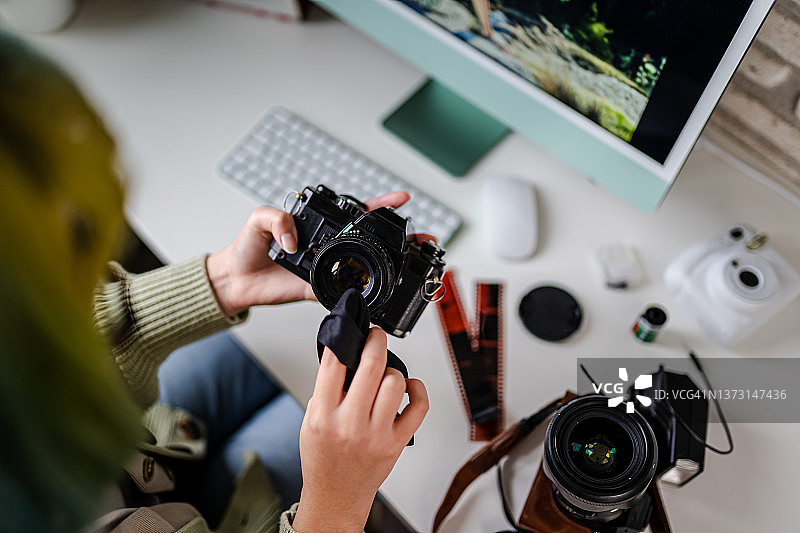千禧一代摄影师在家中办公室清洁设备图片素材