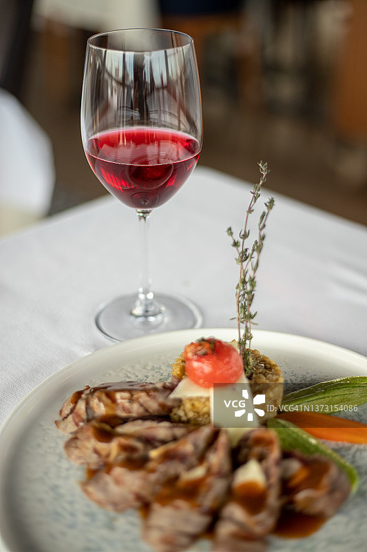 晚餐时享用牛排和一杯葡萄酒图片素材