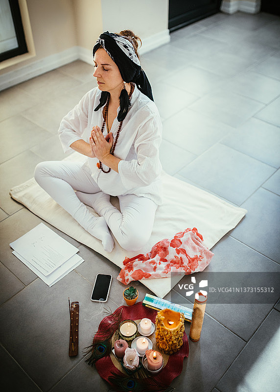 一群人在瑜伽课上冥想图片素材