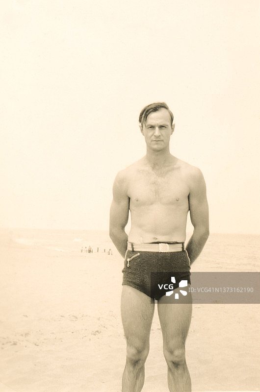 海滩上的复古健壮男人图片素材