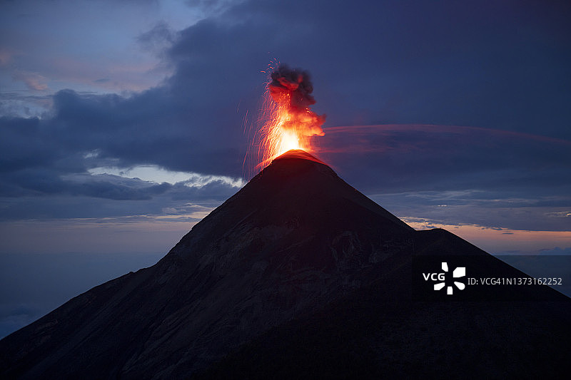从阿卡特南戈火山看到的富埃戈火山喷发图片素材