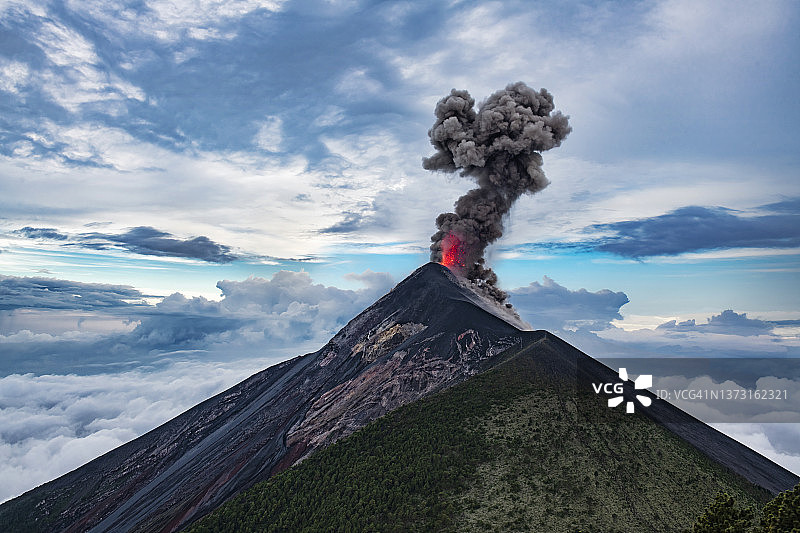 富埃戈火山喷发图片素材