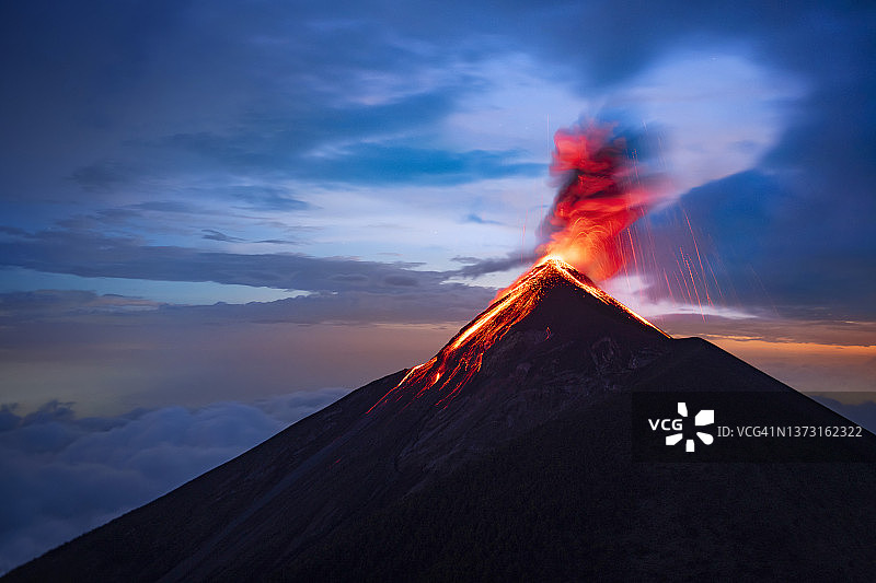 从阿卡特南戈火山看到的富埃戈火山喷发图片素材