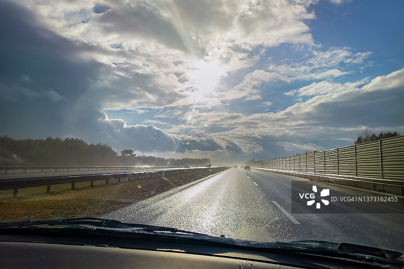透过行驶中汽车的挡风玻璃看道路图片素材