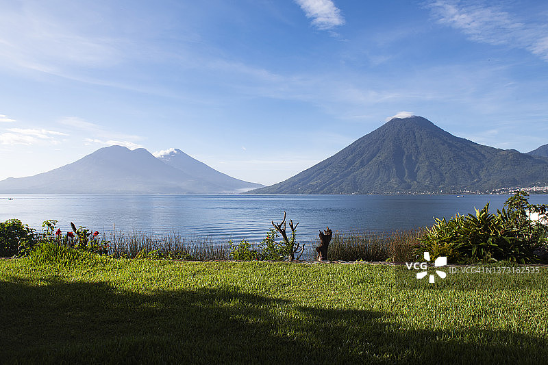 从圣马科斯拉拉古纳眺望阿蒂特兰湖上的圣佩德罗火山、托利曼火山和阿蒂特兰火山图片素材