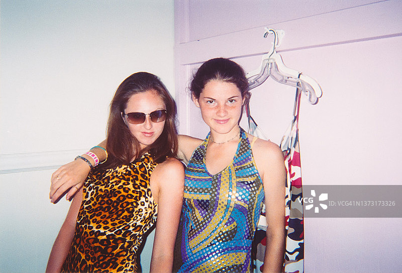 Y2K时尚复古朋友2000年代风格抓拍友谊照片图片素材