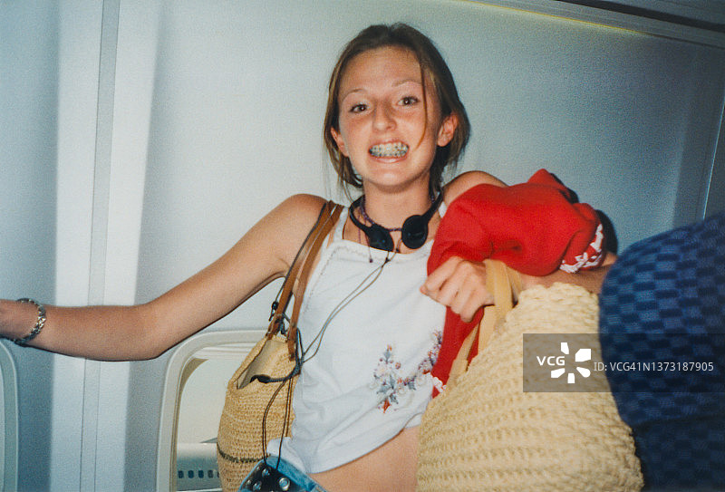 Y2K时尚青少年，戴牙套的紧张女性，2000年代风格焦虑图片素材