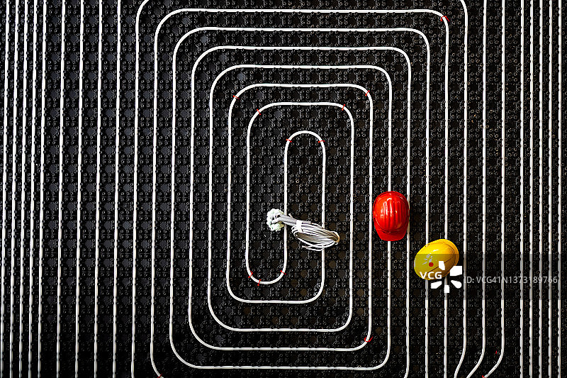 深色背景上的白色螺旋图案图片素材