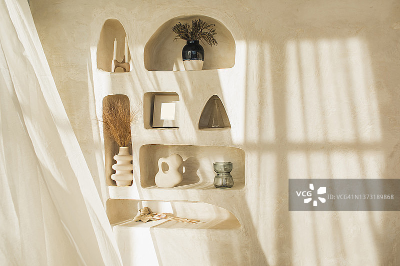 米色粘土架子上的陶罐和水壶图片素材