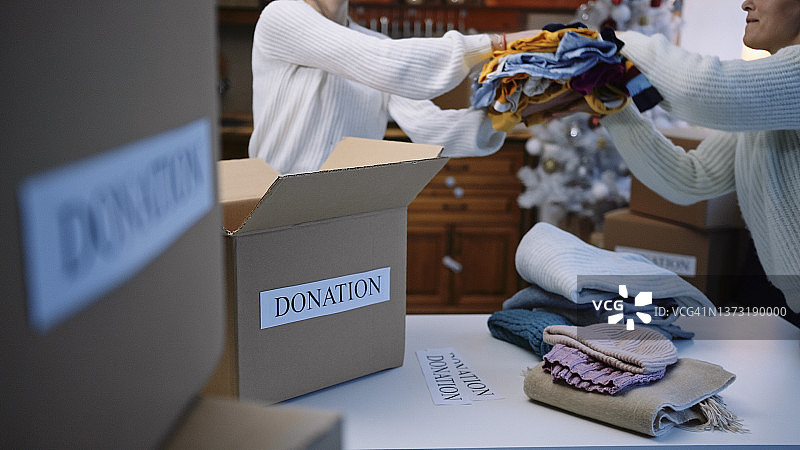 冬季节假日准备捐赠箱，圣诞慈善活动图片素材