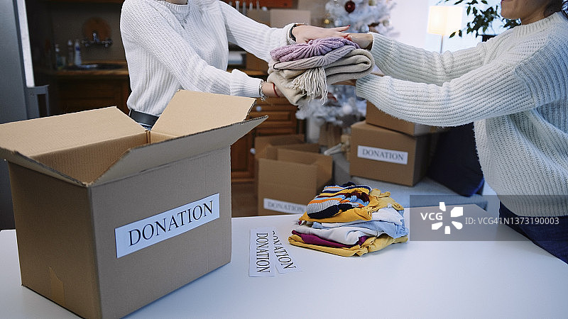冬季节假日准备捐赠箱，圣诞慈善活动图片素材
