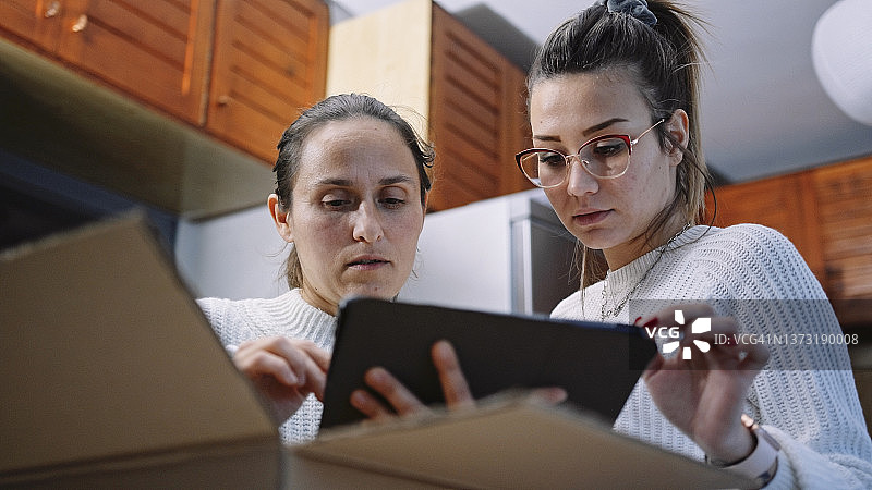 冬季节假日准备捐赠箱，圣诞慈善活动图片素材