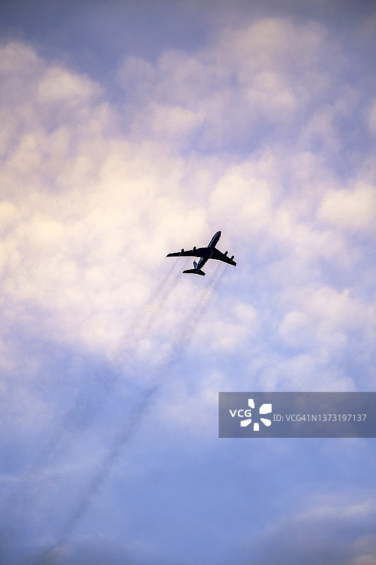 美国空军波音E-3哨兵预警机在日落时飞行图片素材