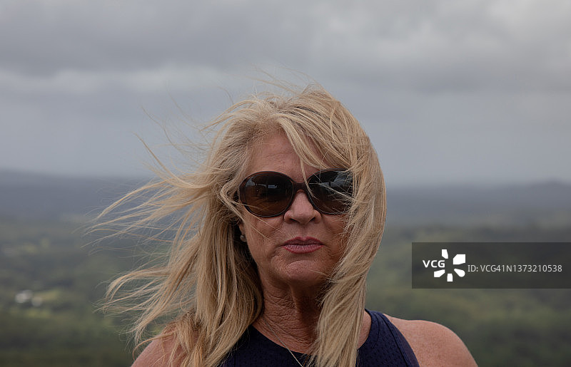 风中中年女士肖像图片素材