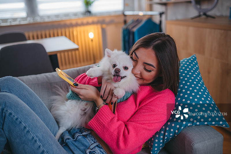 年轻女子在线为她的狗订购食物图片素材