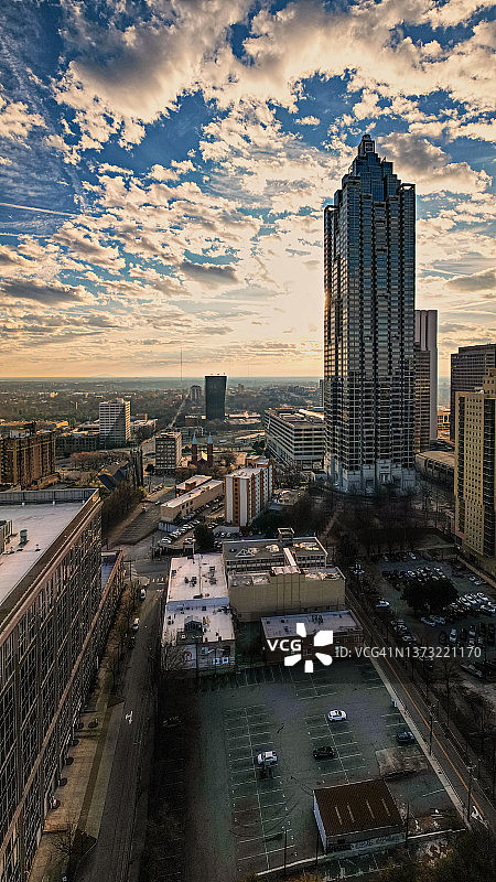 亚特兰大市中心摩天大楼上空的壮丽天空图片素材