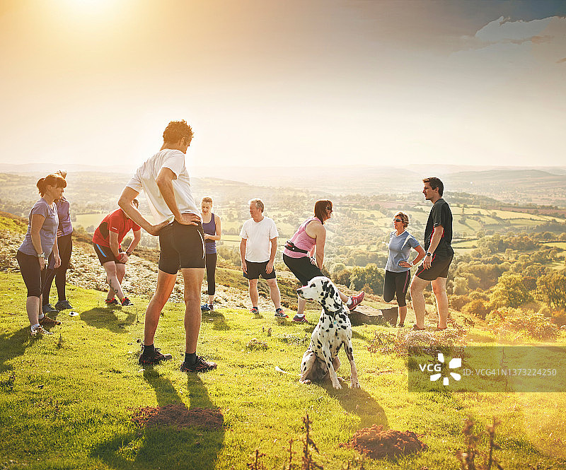 一群人在大自然中跑步图片素材